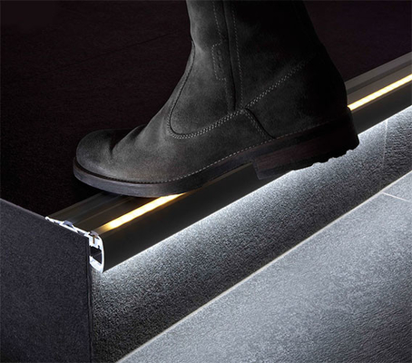โปรไฟล์การอัดรีดอลูมิเนียม LED แถบไฟบันไดบันไดจมูกสำหรับโรงภาพยนตร์ขั้นตอน Light